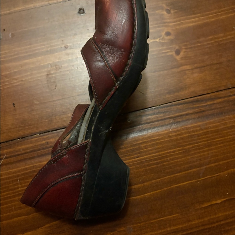 Cranberry red unique Danskos